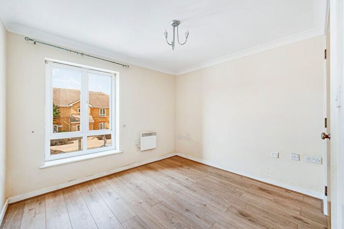 2 Bedroom Flat For Sale In Dominion Close, Hounslow, TW3