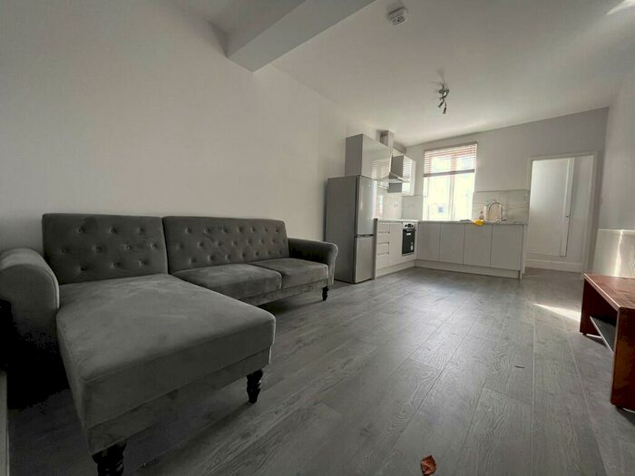 2 Bedroom Flat To Rent In Camberwell Grove, London, SE5