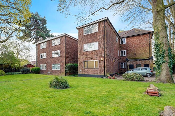 1 Bedroom Flat For Sale In Lincoln Court, Hampton, TW12