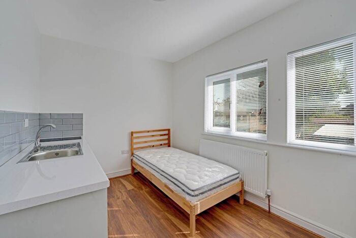 Studio To Rent In The Grove, Greenford, UB6