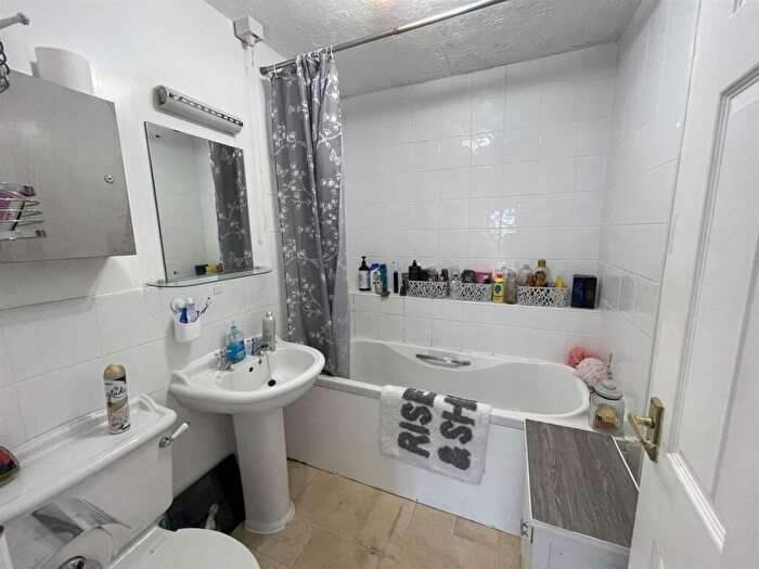 3 Bedroom Semi-Detached House For Sale In Darien Way, Thorpe Astley, LE3