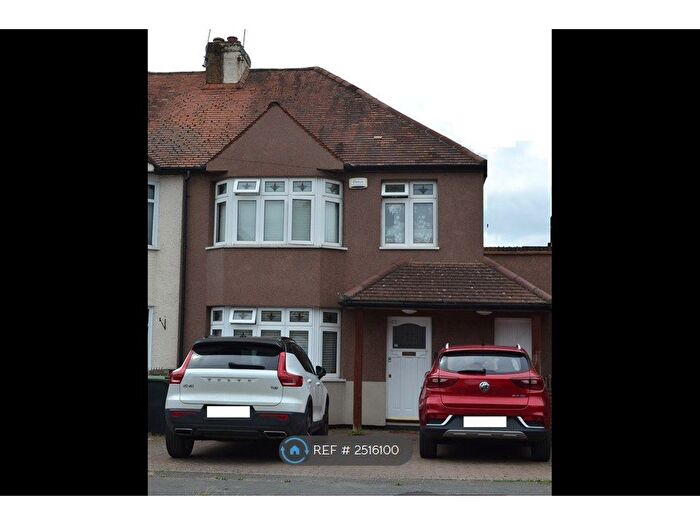 3 Bedroom Semi-Detached House To Rent In Chiltern Road, Burnham, SL1
