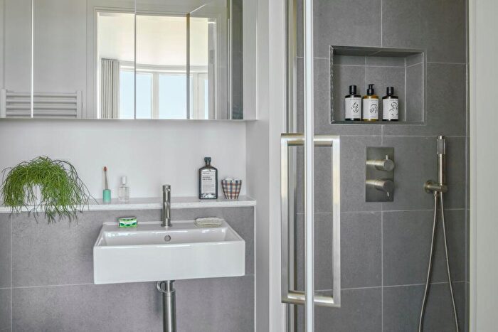 2 Bedroom Apartment For Sale In Shoreline Crescent, Folkestone, CT20