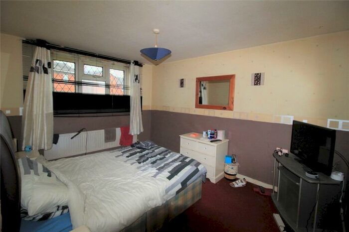 3 Bedroom End Of Terrace House For Sale In Striding Edge Walk, Oldham, Greater Manchester, OL1