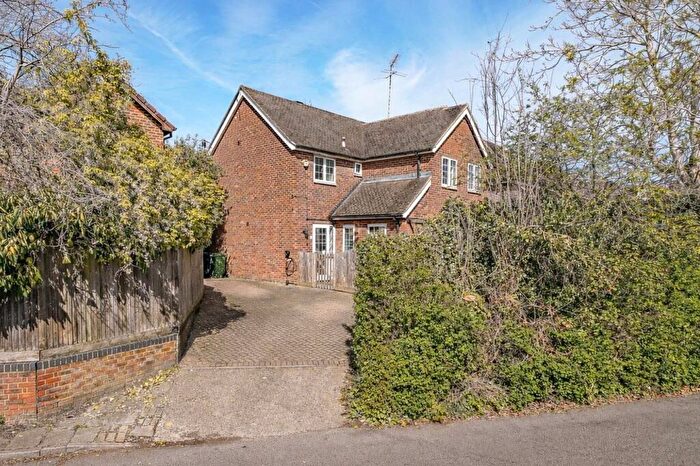 4 Bedroom Detached House For Sale In Harpenden Road, St. Albans, AL3