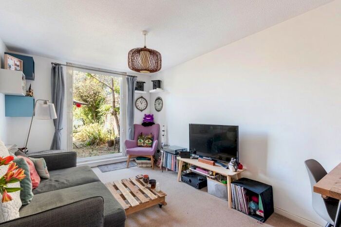 2 Bedroom Flat To Rent In Denton Street, London, SW18