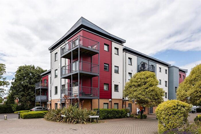 2 Bedroom Flat For Sale In Shingly Place, Chingford, E4