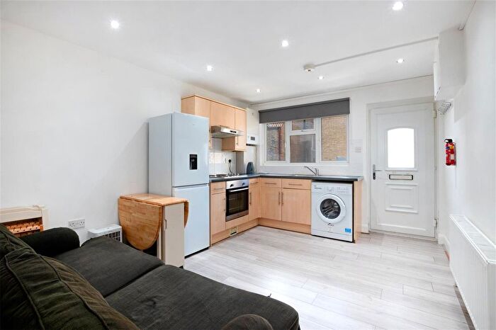 2 Bedroom Flat To Rent In Gleneldon Road, London, SW16