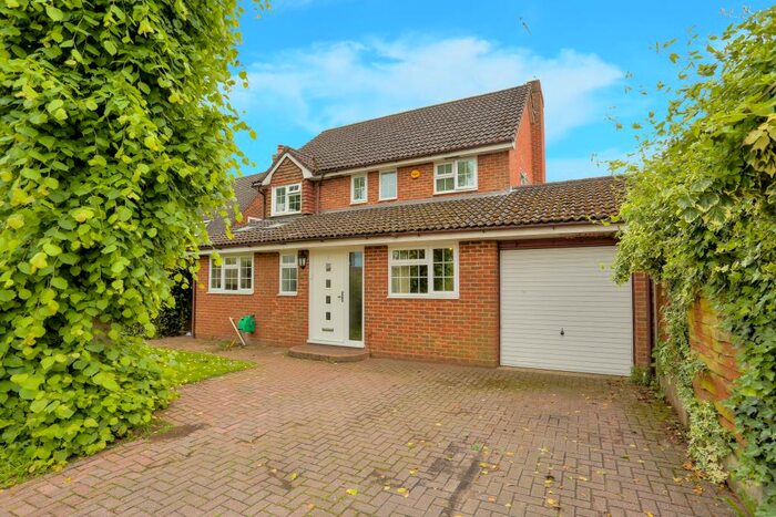3 Bedroom House To Rent In Ridgewood Drive, Harpenden, Herts, AL5