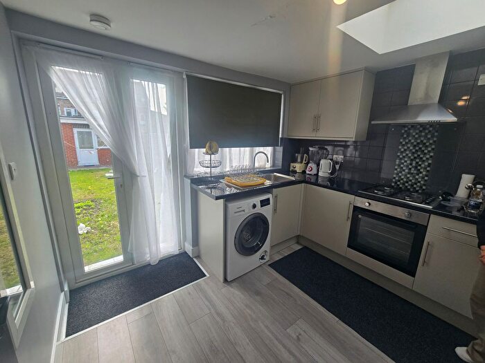 1 Bedroom Flat To Rent In Whittington Avenue, Hayes, UB4