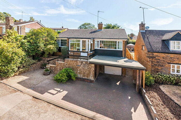 3 Bedroom Detached Bungalow For Sale In Lower Farm Lane, Mollington, OX17