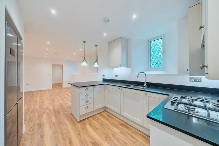 1 Bedroom Flat To Rent In Longcross, Surrey, KT16