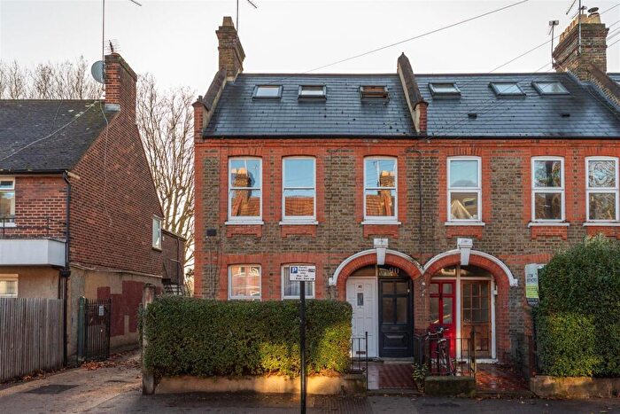 3 Bedroom Maisonette For Sale In Brettenham Road, Walthamstow, E17