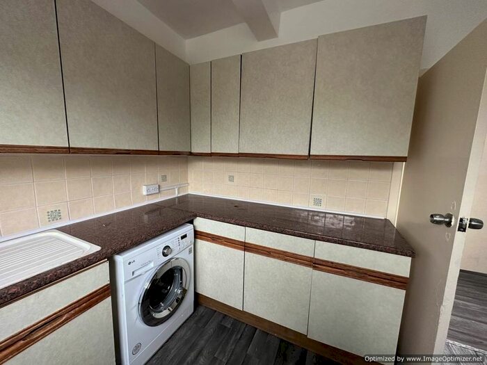 2 Bedroom Flat To Rent In Blackmoorfoot Road, Huddersfield, West Yorkshire, HD4