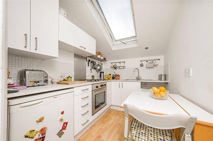 1 Bedroom Flat For Sale In Anlaby Road, Teddington, TW11