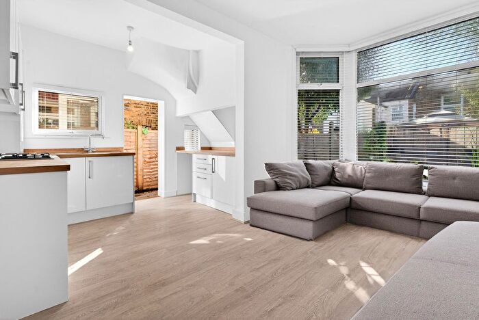 3 Bedroom Flat For Sale In Brownhill Road, London, SE6
