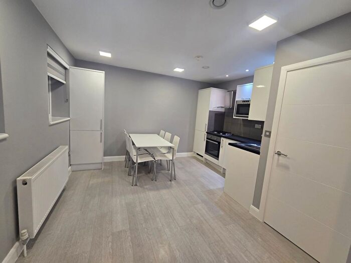 1 Bedroom Flat To Rent In Avington Court, Old Kent Road, Bermondsy, London, SE1