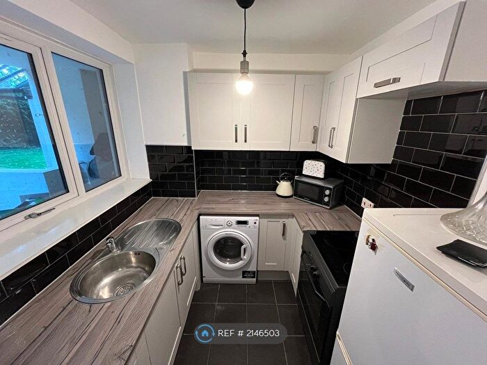 2 Bedroom Flat To Rent In Olivia Court, Salford, M5