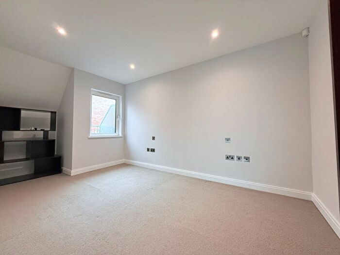2 Bedroom Flat To Rent In Holden Avenue, London, N12