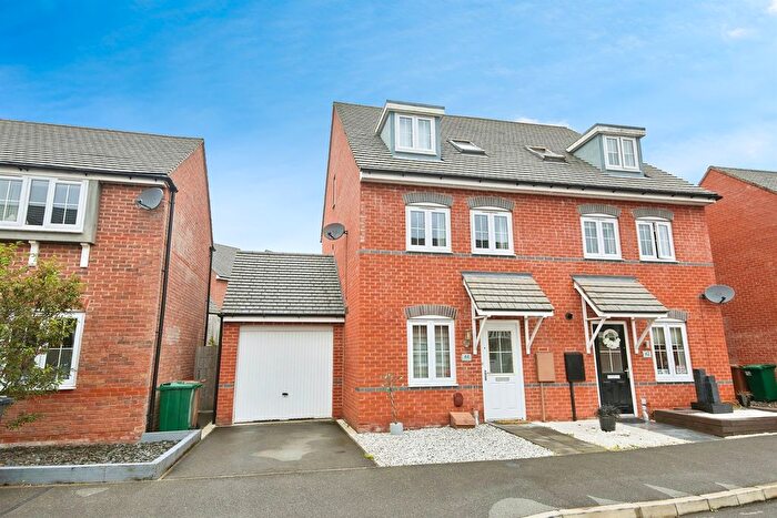 3 Bedroom Semi-detached House For Sale In Edinburgh Road, Church Gresley, Swadlincote, DE11
