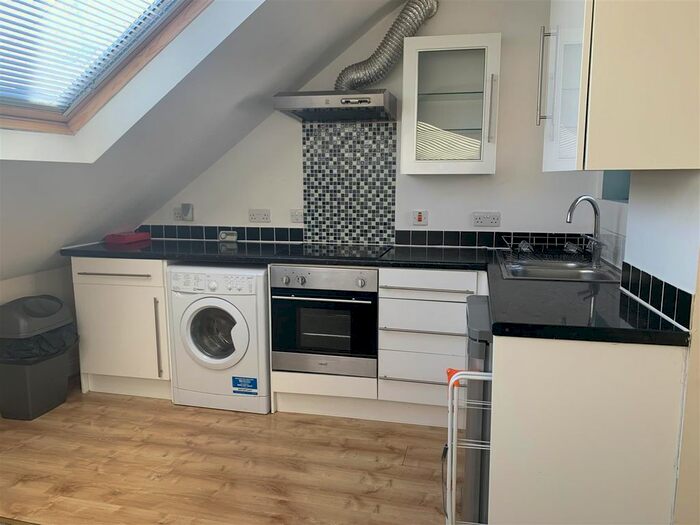 2 Bedroom Property To Rent In Ballards Lane, London N3