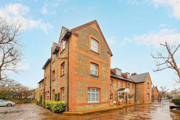 3 Bedroom Flat To Rent In Amherst Road, W13