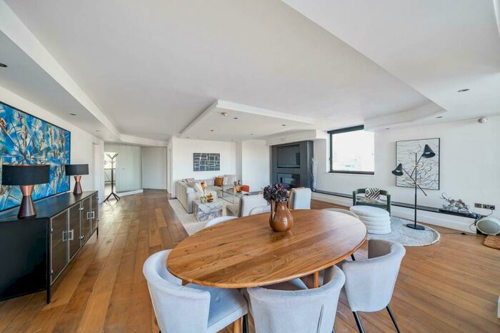 3 Bedroom Flat To Rent In Waterside Point, Battersea, London, SW11