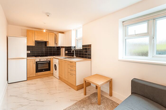 3 Bedroom Flat To Rent In Amersham Road, SE14