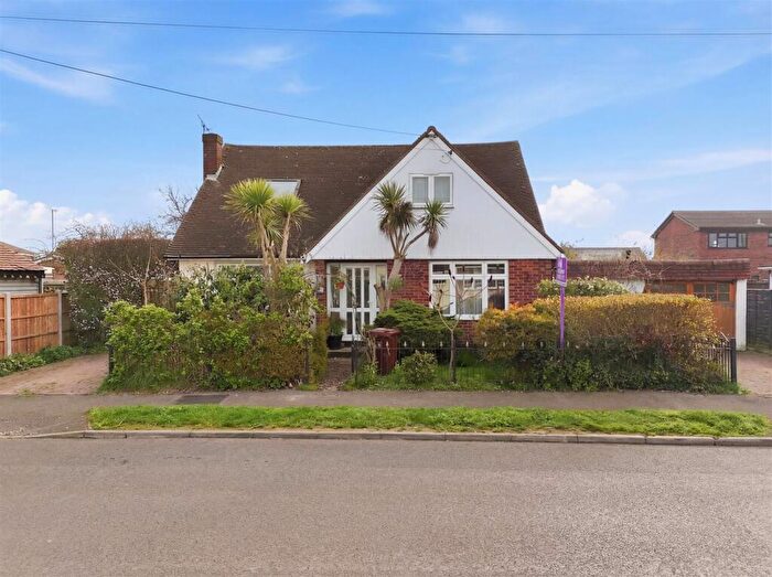 4 Bedroom Chalet For Sale In Sydervelt Road, Canvey Island, SS8