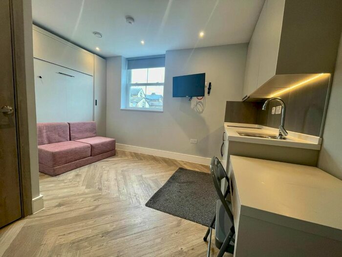 Studio To Rent In Hanger Lane, London, W5