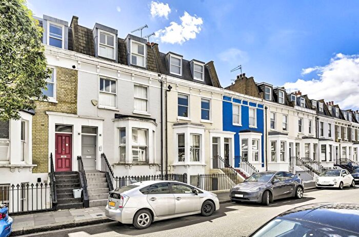 2 Bedroom Flat To Rent In Halford Road, Fulham, London, SW6