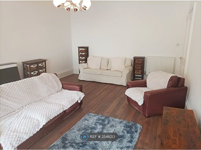 2 Bedroom Flat To Rent In Royal Crescent, Glasgow, G3