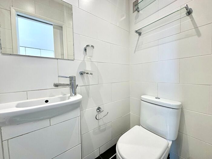 2 Bedroom Flat To Rent In Chesterton Square, London, W8