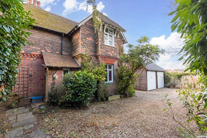 4 Bedroom Detached House For Sale In Meath Green Lane, Horley, RH6