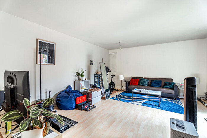 2 Bedroom Apartment To Rent In High Street, Markyate, Herts, AL3