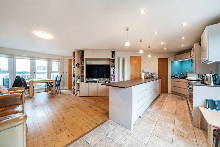 2 Bedroom Flat For Sale In Stane Grove, Clapham, London, SW9