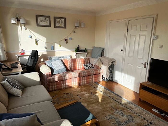 3 Bedroom Maisonette To Rent In Sheldrake House, SE16