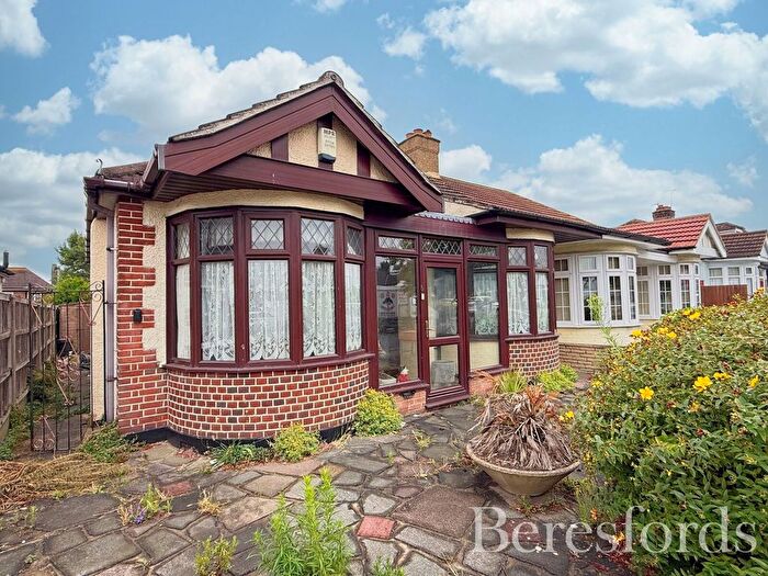 2 Bedroom Bungalow For Sale In Kent Drive, Hornchurch, RM12