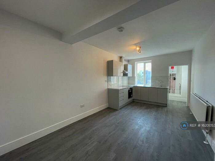 2 Bedroom Flat To Rent In Camberwell Grove, London, SE5
