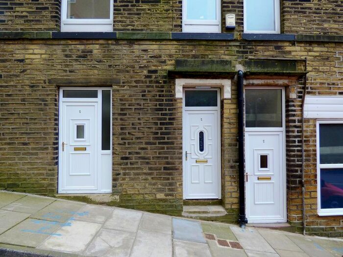 2 Bedroom Flat To Rent In Range Lane, Halifax, HX3