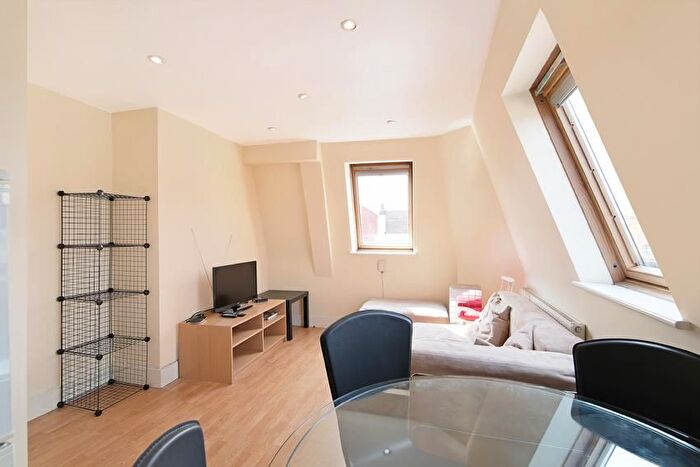 2 Bedroom Flat To Rent In Russell Road, Wimbledon, SW19