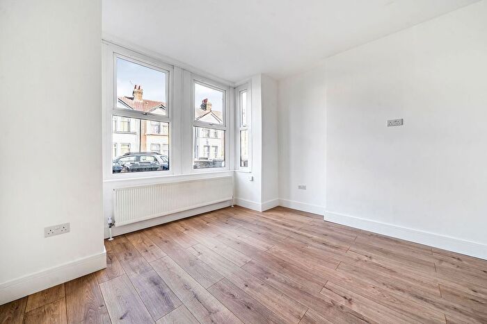 2 Bedroom Flat To Rent In Regina Road, Southall, UB2