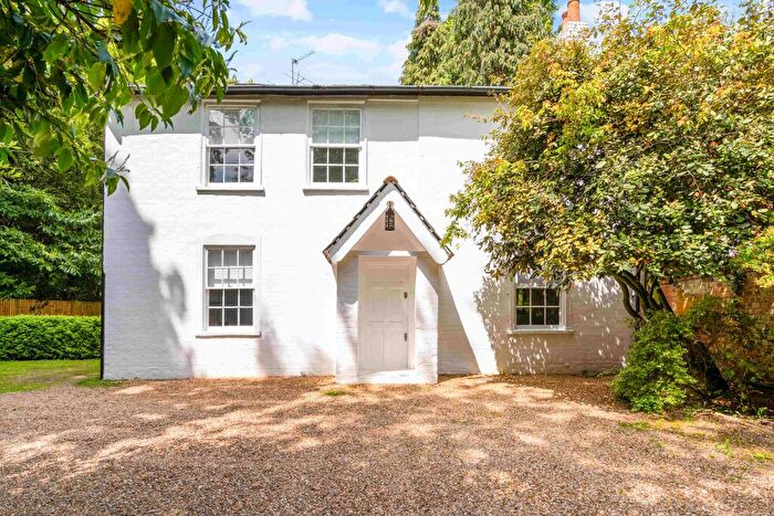 3 Bedroom Semi-Detached House For Sale In London Road, Windlesham, GU20