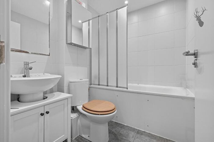 2 Bedroom Apartment For Sale In Globe Road, Stepney Green, E1