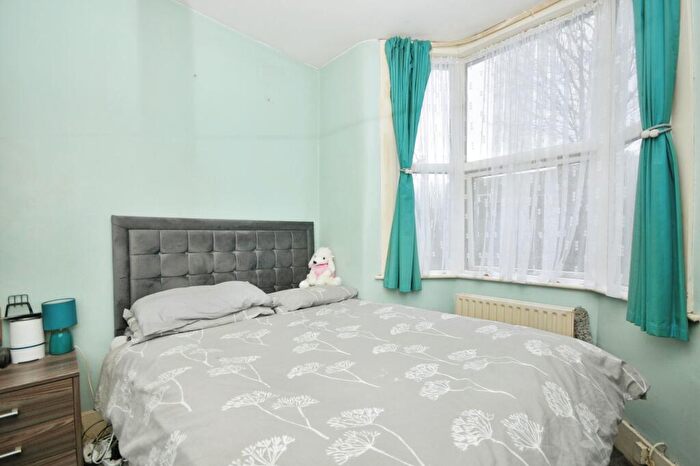 2 Bedroom Flat For Sale In Honley Road, London, SE6
