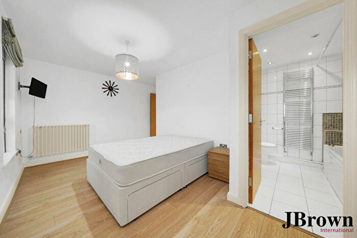 2 Bedroom Apartment For Sale In Western Beach Apartments, Hanover Avenue, London, E16