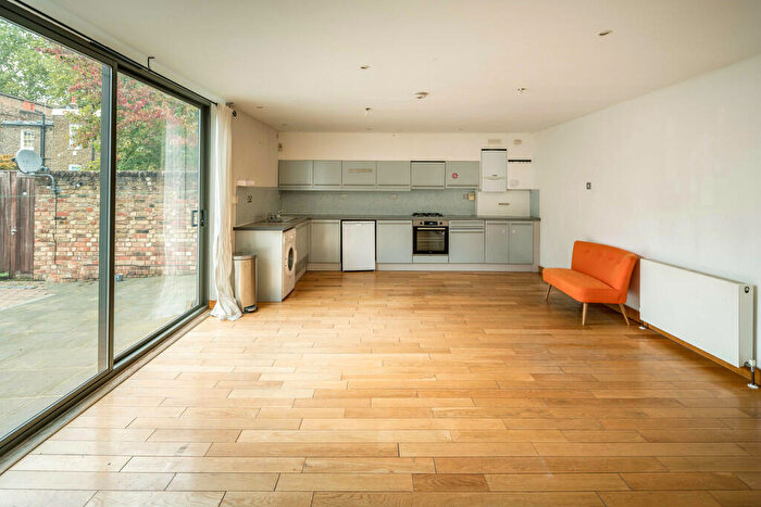 2 Bedroom Mews To Rent In Stories Mews, London, SE5