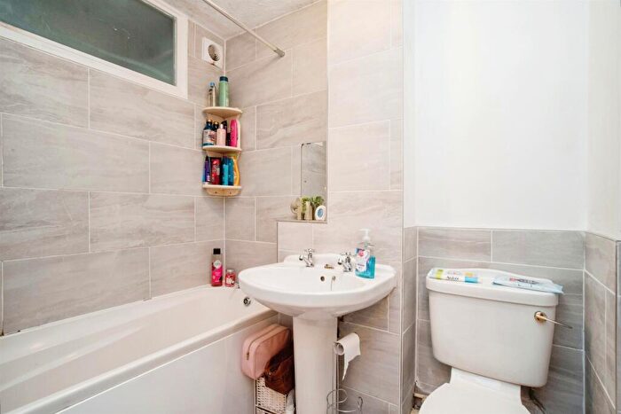 2 Bedroom Flat For Sale In Valley Green, Hemel Hempstead, HP2