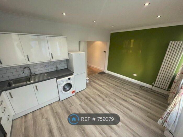3 Bedroom Flat To Rent In Hounslow Avenue, Hounslow TW3