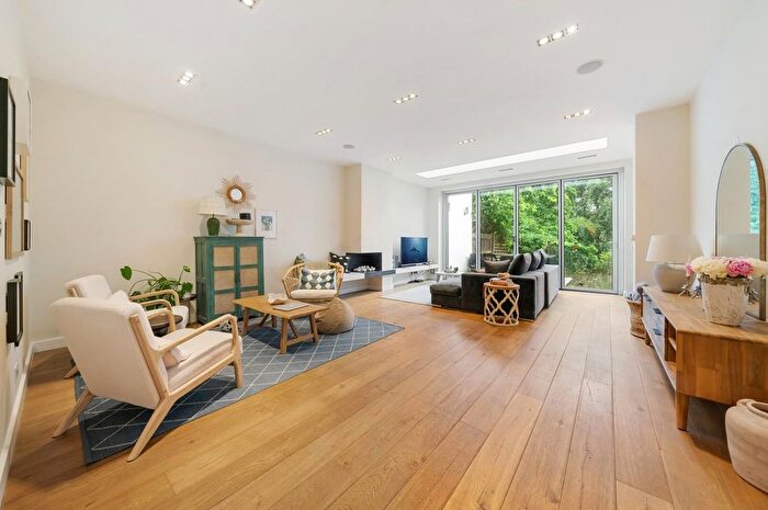 7 Bedroom Semi-Detached House To Rent In Hocroft Road, London, NW2